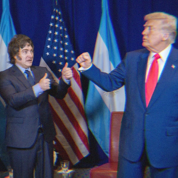 Javier Milei and Donald Trump meeting. Milei is doing a double thumbs up while Trump holds his fist up.