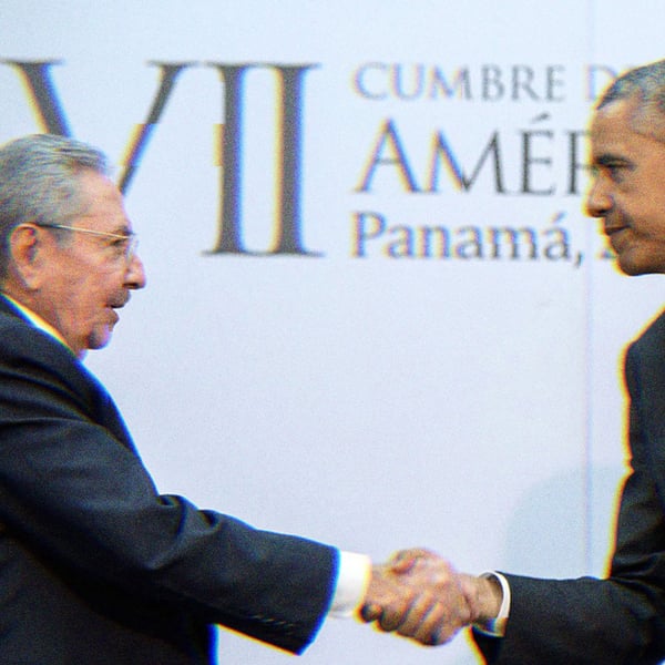 Raúl Castro shaking hands with President Obama in 2015.