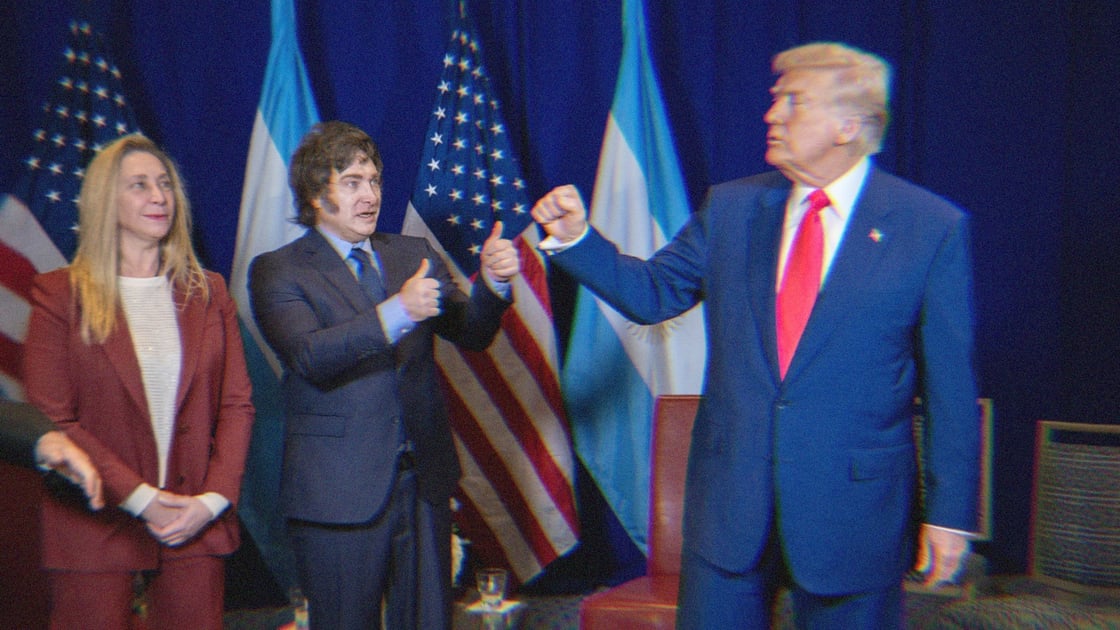 Javier Milei and Donald Trump meeting. Milei is doing a double thumbs up while Trump holds his fist up