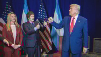 Javier Milei and Donald Trump meeting. Milei is doing a double thumbs up while Trump holds his fist up.