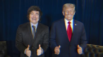 Javier Milei and Donald Trump smiling, giving double thumbs up.