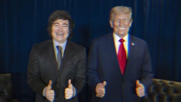 Javier Milei and Donald Trump smiling, giving double thumbs up.