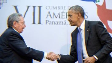 Raúl Castro shaking hands with President Obama in 2015.